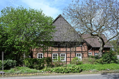 Traditionelles Schaumburger Bauerhaus mit Rundwalmdach der sogenannten Schaumburger Mütze