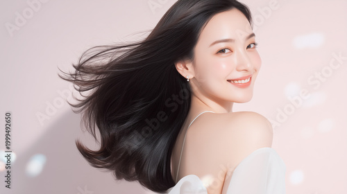 きらめく光と美しい髪の笑顔の女性の美容ポートレート　ヘアケア・スキンケア広告用