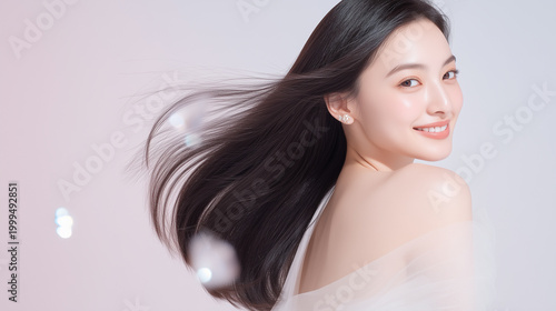 きらめく光と美しい髪の笑顔の女性の美容ポートレート　ヘアケア・スキンケア広告用