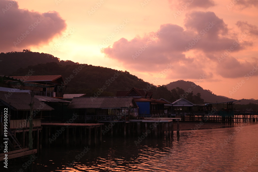 Fototapeta premium Coucher de soleil sur le port de Koh Lanta Old Town