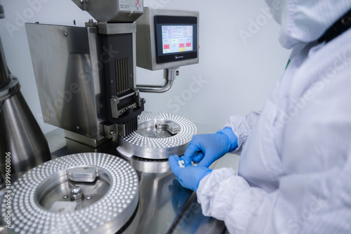 Konstfotografi Industrial capsule filling machinery in pharmaceutical manufacturing