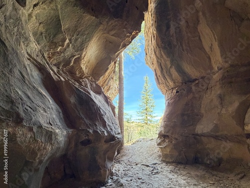 Foto View through Cave Entrance