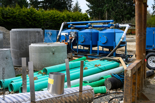 Φωτογραφία Blue skid-mounted industrial groundwater filtration system, construction site re