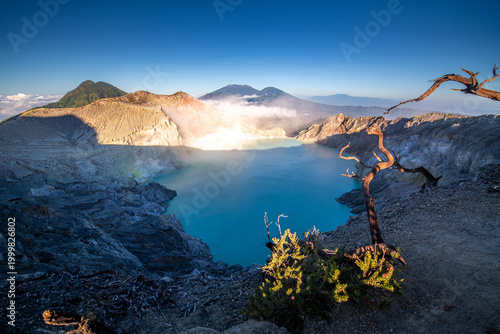 Obraz na plátně Sunrise over Ijen Volcano revealing acid turquoise lake and toxic sulfur gases n