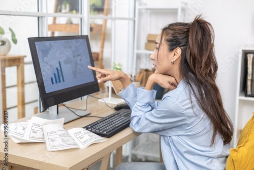 Fotografia Ecommerce, order, management, online seller points at business chart on monitor,