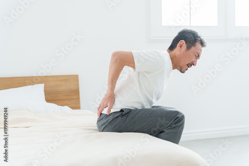 腰痛・腰の痛みに苦しむ中高年男性