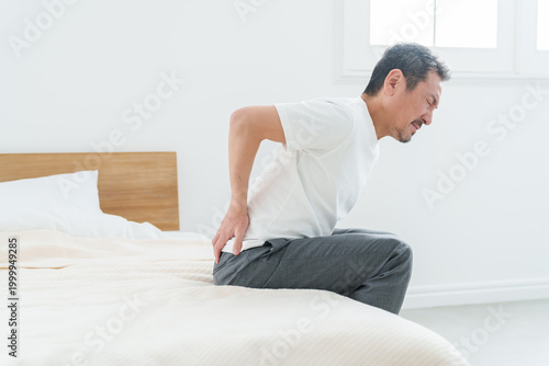 Bild auf Leinwand 腰痛・腰の痛みに苦しむ中高年男性