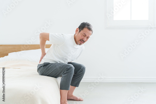 腰痛・腰の痛みに苦しむ中高年男性