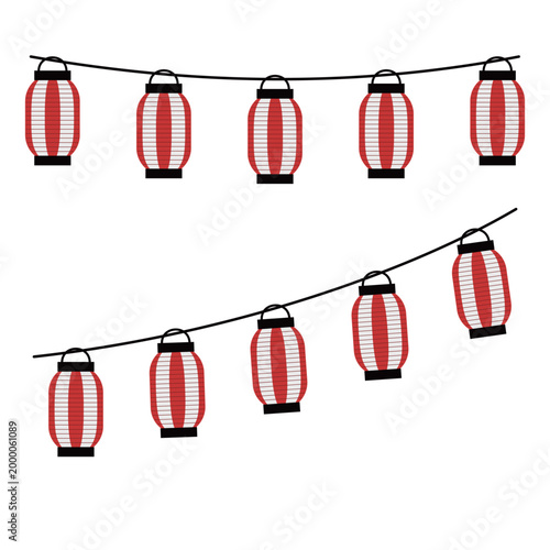 お祭りや縁日の会場に飾られている紅白の縞模様が入った長提灯の列