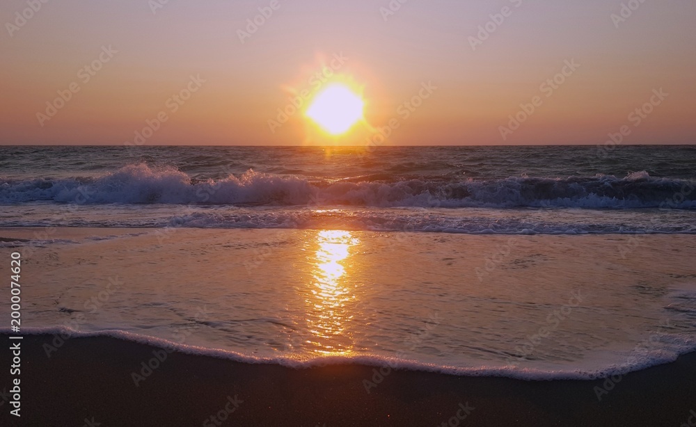 Obraz premium Beautiful sunset over ocean waves