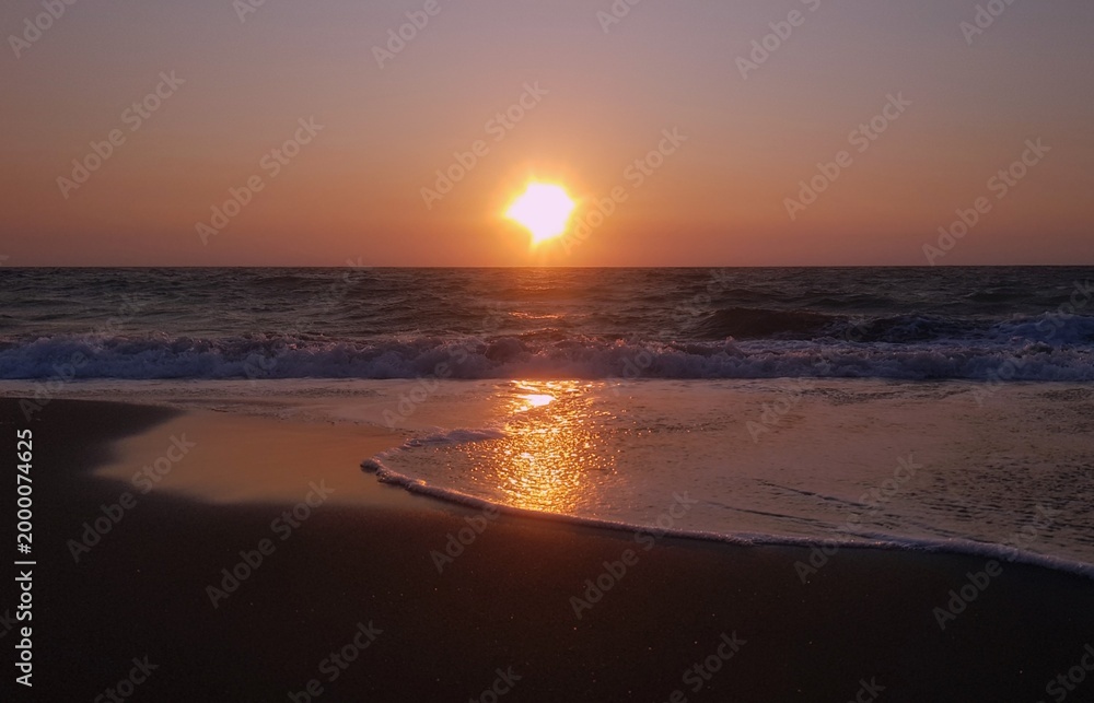 Obraz premium Beautiful sunset over ocean waves