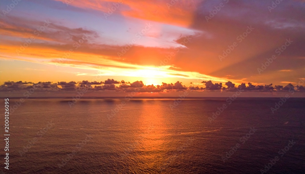 Fototapeta premium Symmetrical Sunset Over Ocean with Centered Horizon