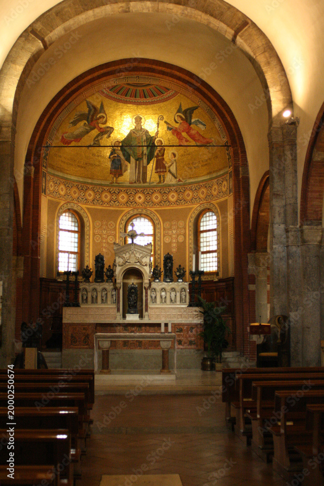 Fototapeta premium in a medieval and renaissance (?) church (st babila) in milan in italy
