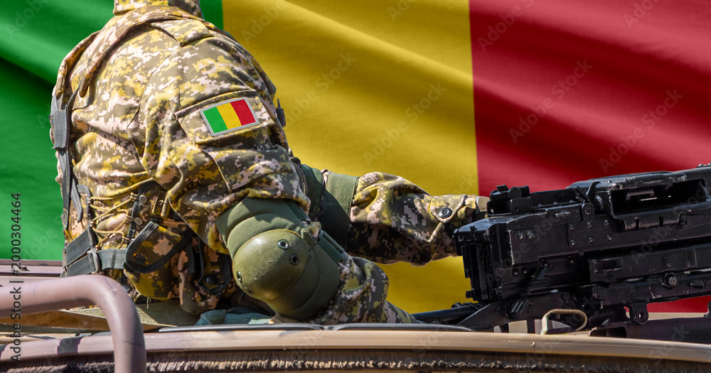 Naklejka premium Mali flag with soldier at machinegun turret