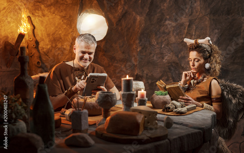 Canvastavla A caveman is on a romantic dinner date with his partner.