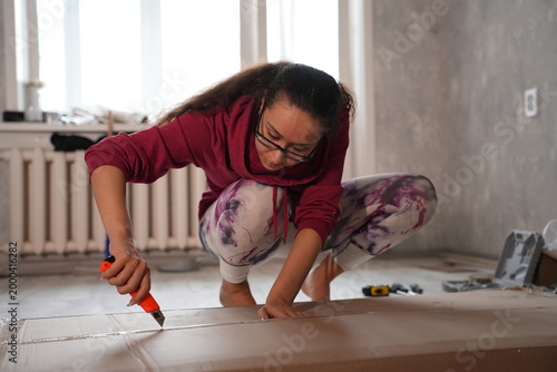 Foto Meticulous Woman Joins Components With Steadiness