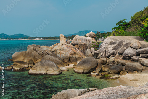 Fotografia Iconic Hin Ta Grandfather Rock coastal formation on Koh Samui with weathered gra