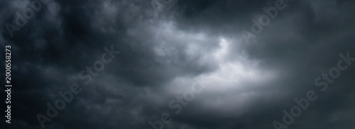 Foto Dark thunderstorm clouds rainny season