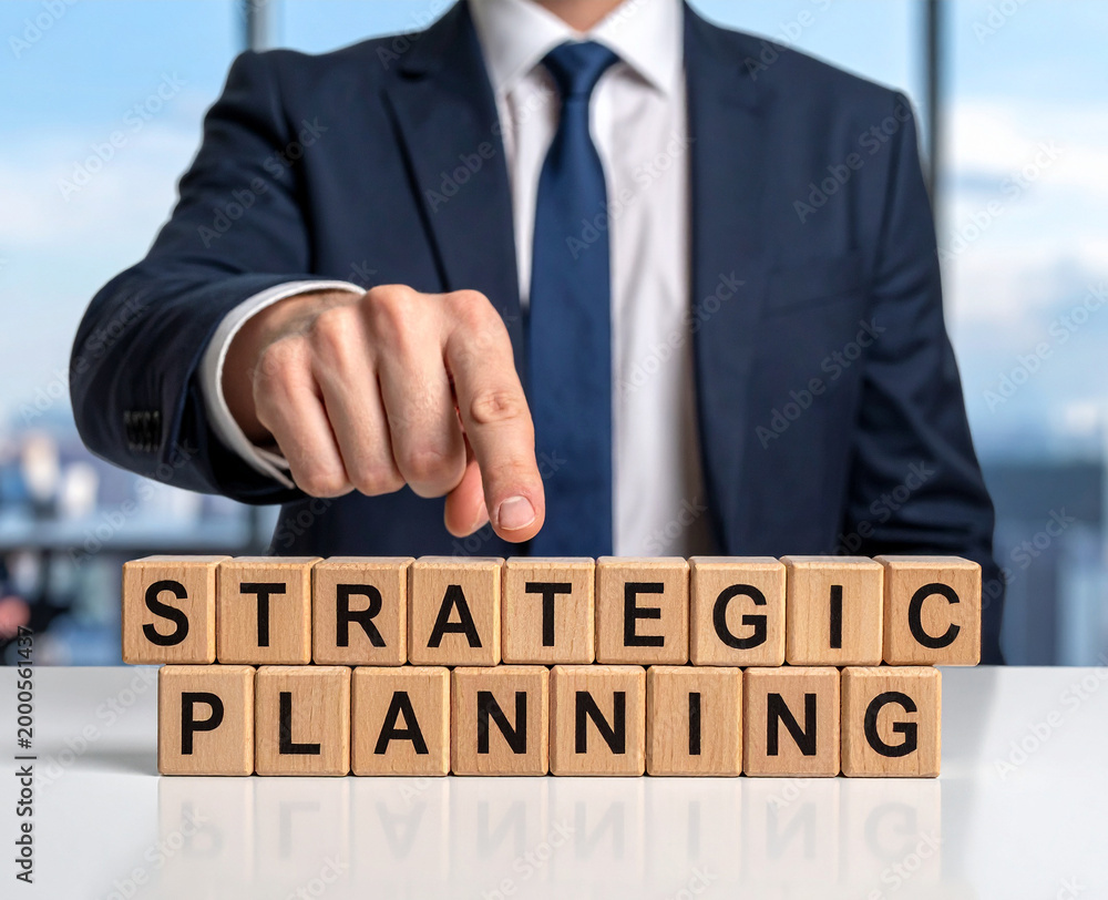 Obraz premium Strategic Planning - Geschäftsmann zeigt auf das Wort 