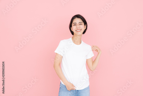 Tシャツの若い女性