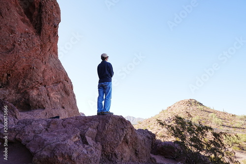 Obraz na plátně Woman standing on red sandstone formations in Papago Park, Phoenix, Arizona dess