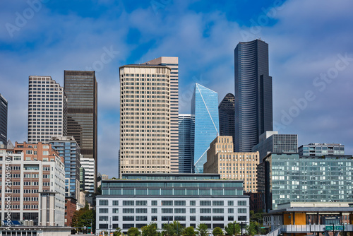 2025-09-12 A VIEW OF THE DOWNTOWN SEATTLE SKYLINE FROM THE COLEMAN DOCK AREA WITH SEVERAL BUILDINGS AND ANICE CLOUDY SKY