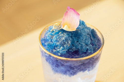 Photos Blue shaved ice dessert with lotus petal top and gold rim glass, summer frozen t