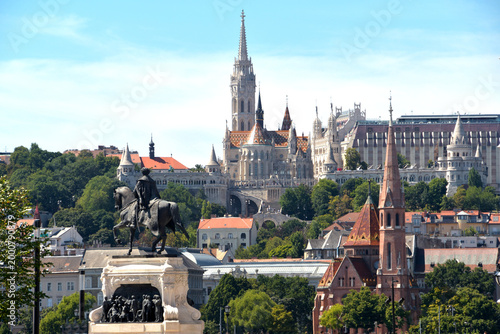 Foto The Citadel District (Várnegyed), the Royal Palace and Matthias Church are enchanting sights on Buda Hill in Budapest
