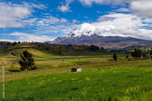 Paisaje andino con el volcán Chimborazo 