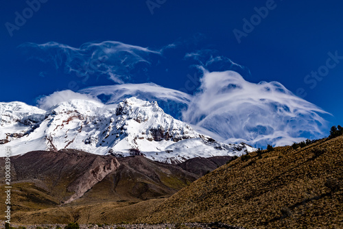 Chimborazo  bailando con finas nubes que se forman por el viento 