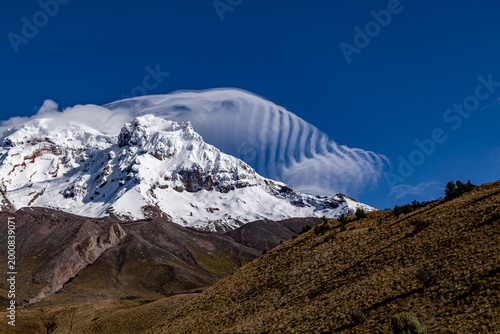 Chimborazo  bailando con finas nubes que se forman por el viento 