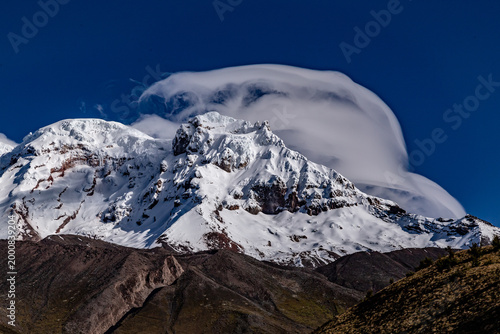 Chimborazo  bailando con finas nubes que se forman por el viento 