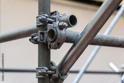 Foto Heavy duty metal scaffolding clamps on a construction site symbolizing connections and structure and providing ample copy space