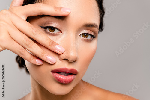 Foto Closeup portrait of an Asian woman with a soft hand pose showcasing makeup beaut