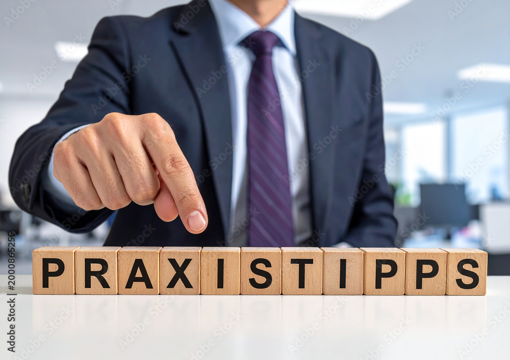 Obraz premium Praxistipps - Geschäftsmann zeigt auf das Wort 