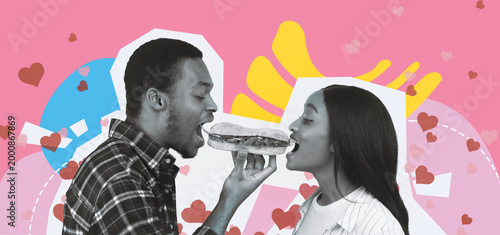 Fotografía A millennial couple enjoys a fast food sandwich together while in quarantine