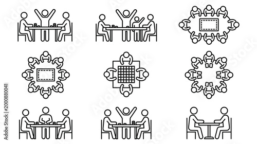 Foto People sitting around table playing cards or board games at meeting