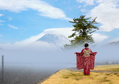 Obraz na plátně Japanese woman wearing japanese traditional kimono - Mount Fuji view from lake A