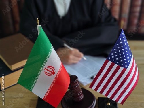 Foto Court session involving legal matters between Iran and the United States with fl