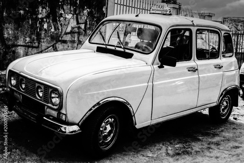 Ancienne voiture taxi garée dans une rue de Tananarive à Madagascar
