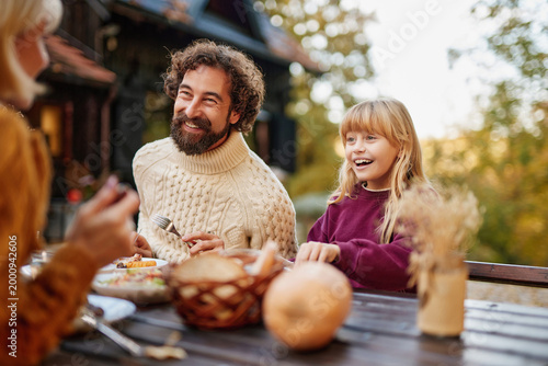 Obraz na plátne A family shares a delightful autumn weekend lunch in the outdoors