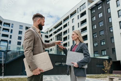 Bild auf Leinwand Real estate agent handing over house keys