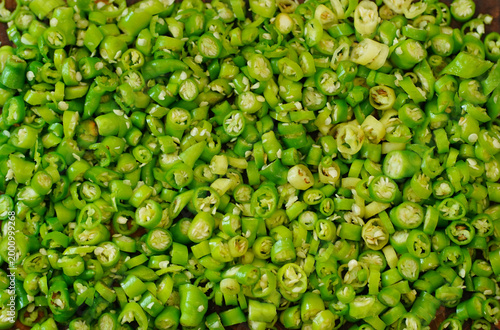 Foto A top-down view of finely chopped green chilies ready for cooking