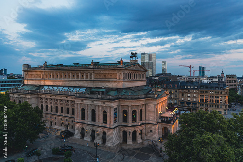 Cuadro en lienzo Alte Oper Frankfurt bei Abenddämmerung, neoklassizistisches Konzerthaus mit Bele