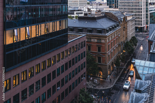 Moderne Stadtarchitektur mit Bürogebäuden und historischem Backsteinbau in der Abenddämmerung