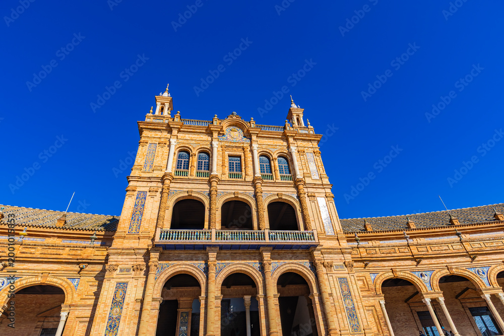Fototapeta premium Stunning Plaza de España view with intricate architecture on a sunny day