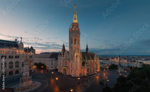 Φωτογραφία Budapest, Hungary Matthias Church and Fisherman's Bastion during blue hour