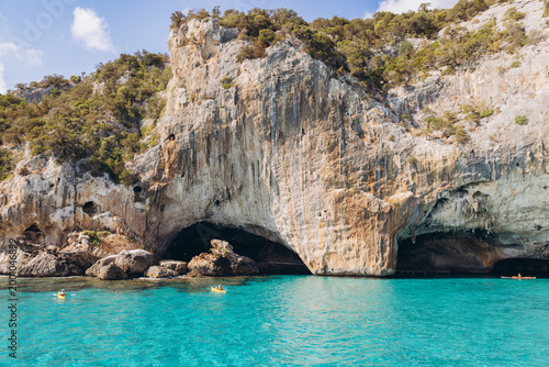 Bilde på lerret People kayaking in turquoise water near Grotta del Bue Marino cave, Gulf of Oros