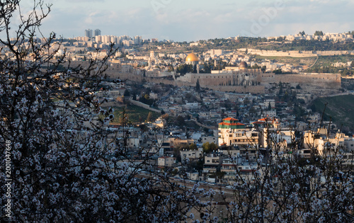 Foto Jerusalem, Israel - Old City walls and Dome of the Rock in spring