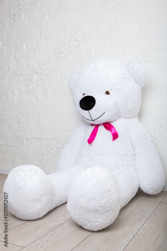 Fotografía A huge toy of a white bear.